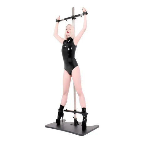 Heavy-duty stand-up bondage frame with model posing and adjustable restraint structure
